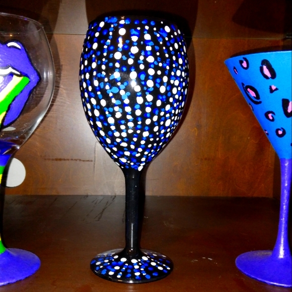 Hand painted dotted wine glass - Picture 2 of 2